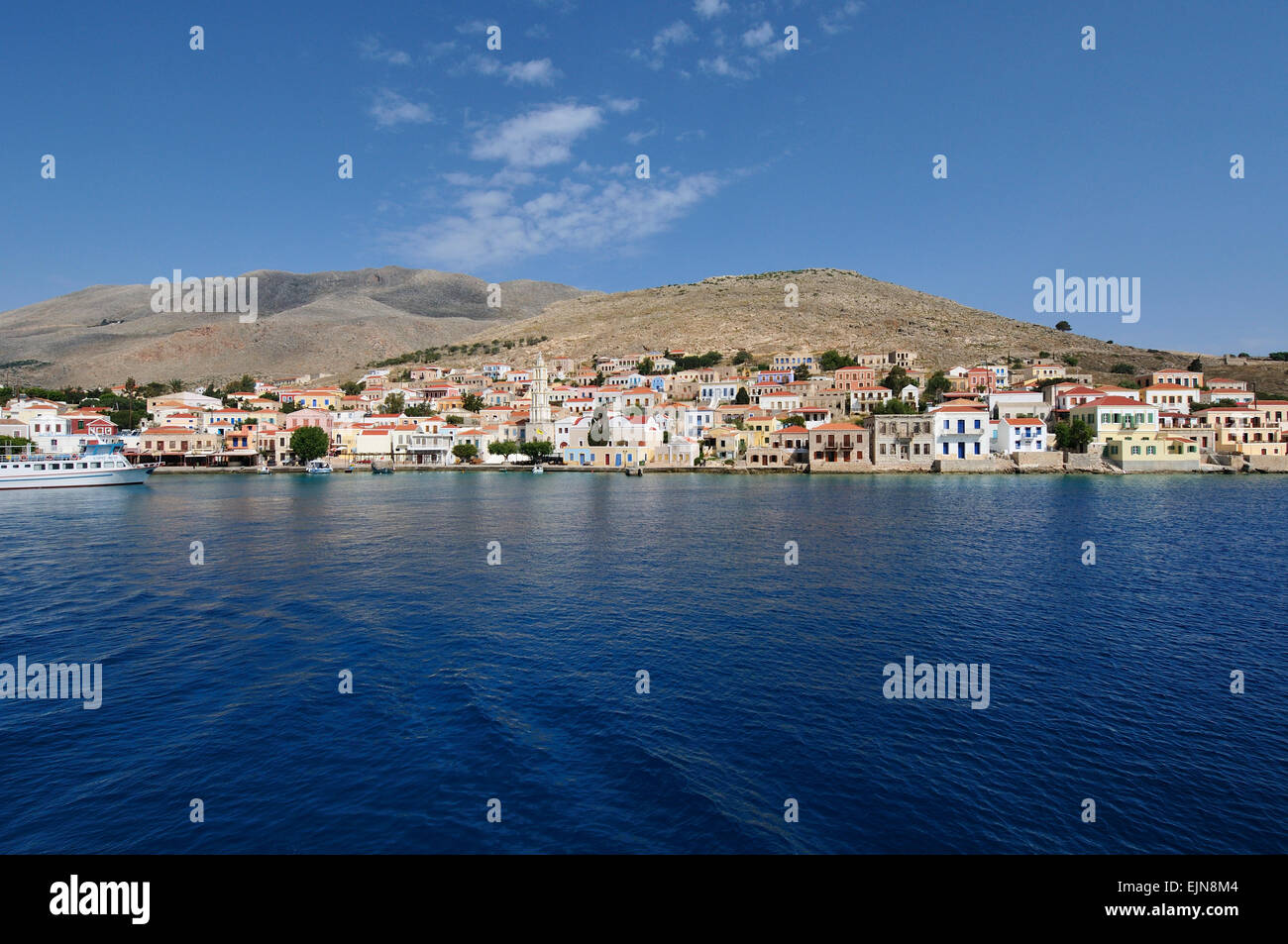Chalki. Griechenland. Blick auf den Hafen Dorf Emporio. Stockfoto