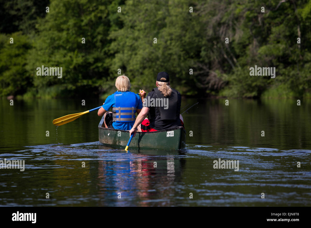 Vater & Sohn Kanu flussabwärts Flambeau Stockfoto