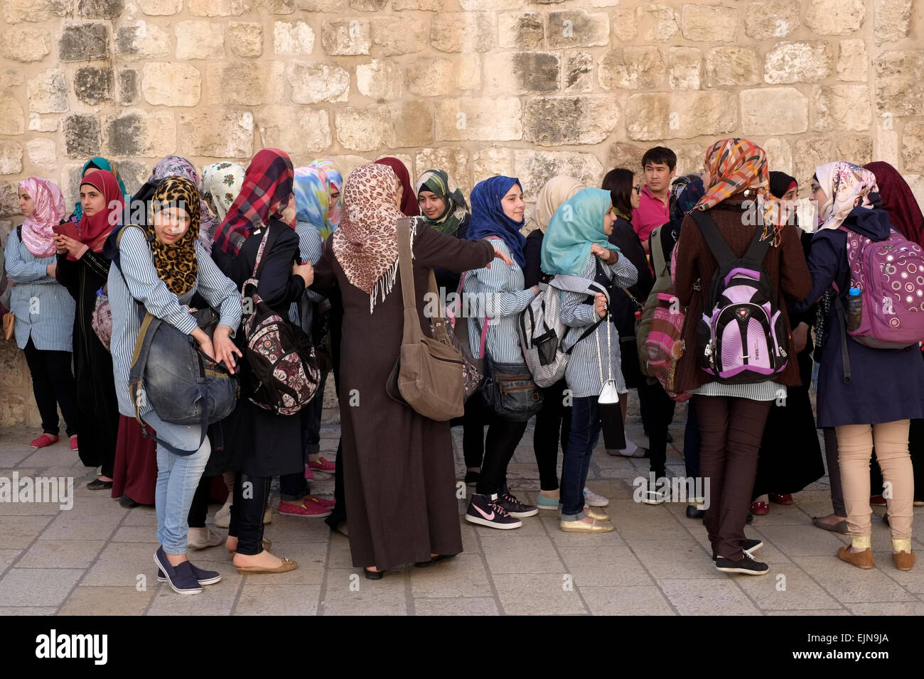 Eine Gruppe von jungen palästinensischen Schülerinnen das Tragen der  traditionellen Hijab Kopftuch in der Altstadt von Jerusalem Israel  Stockfotografie - Alamy