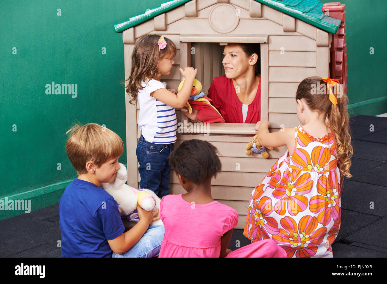 Gruppe von Kindern, die gerade in einem Kindergarten spielen Puppentheater Stockfoto