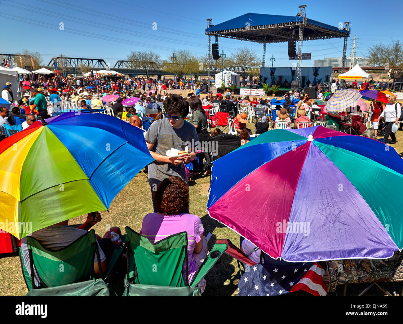 Masse der Leute das Aloha Festival in Tempe, Arizona, sitzen unter Sonnenschirmen warten auf die Show besuchen Stockfoto