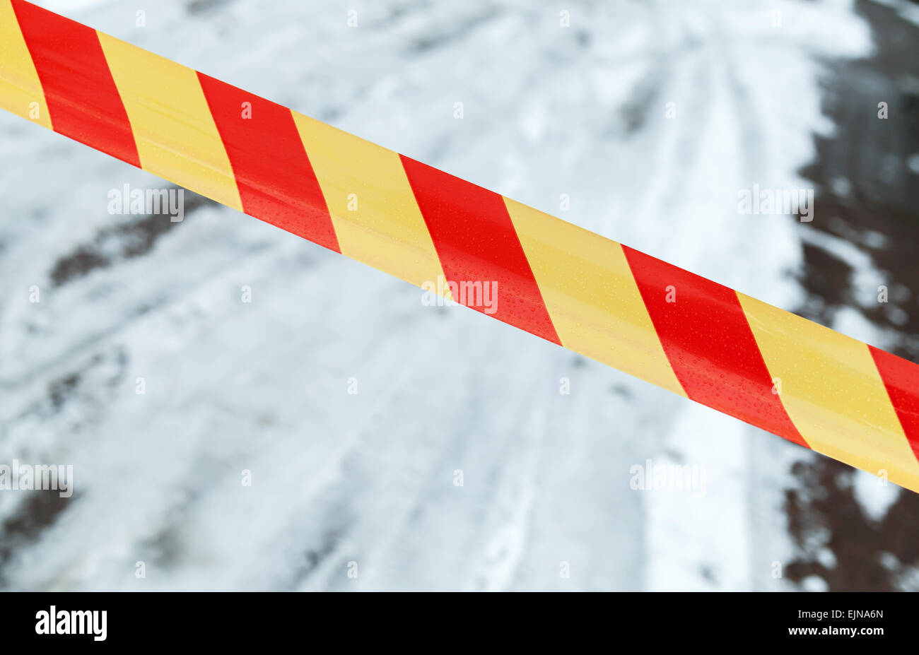 Rot-gelb gestreiften Band Winter unterwegs. Sperrgebiet Grenze Stockfoto