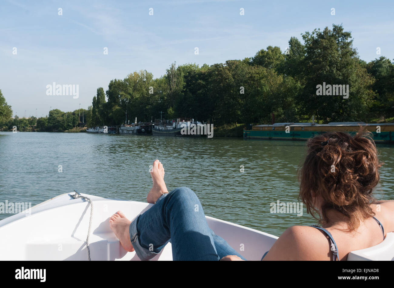 Auf dem Fluss mit dem Boot.... Der Fluss Marne, an der Pariser Vorstädte, Joinville le Pont Stadt, Region Ile-de-France, Frankreich. Stockfoto