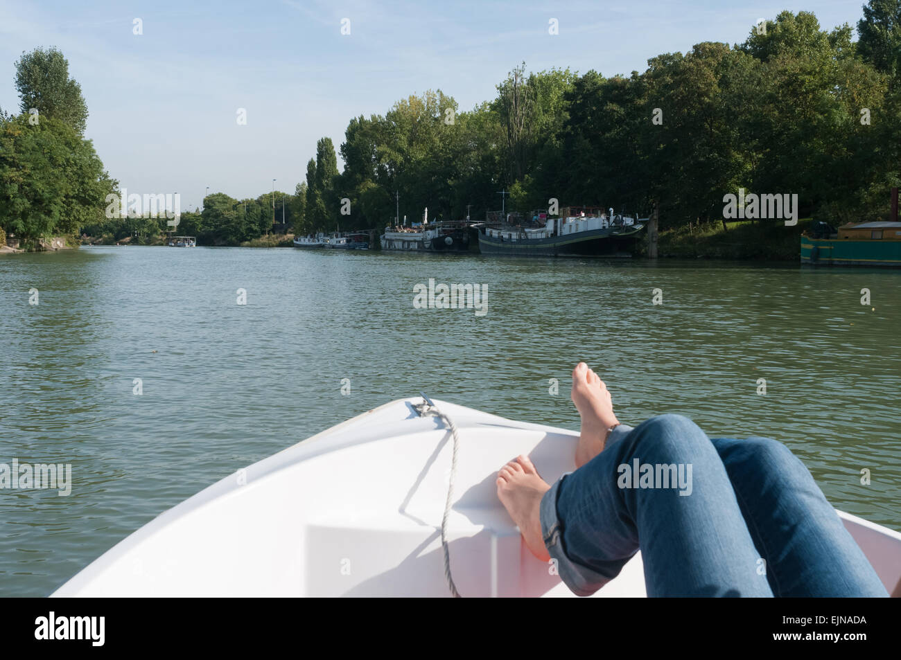 Auf dem Fluss mit dem Boot.... Der Fluss Marne, an der Pariser Vorstädte, Joinville le Pont Stadt, Region Ile-de-France, Frankreich. Stockfoto