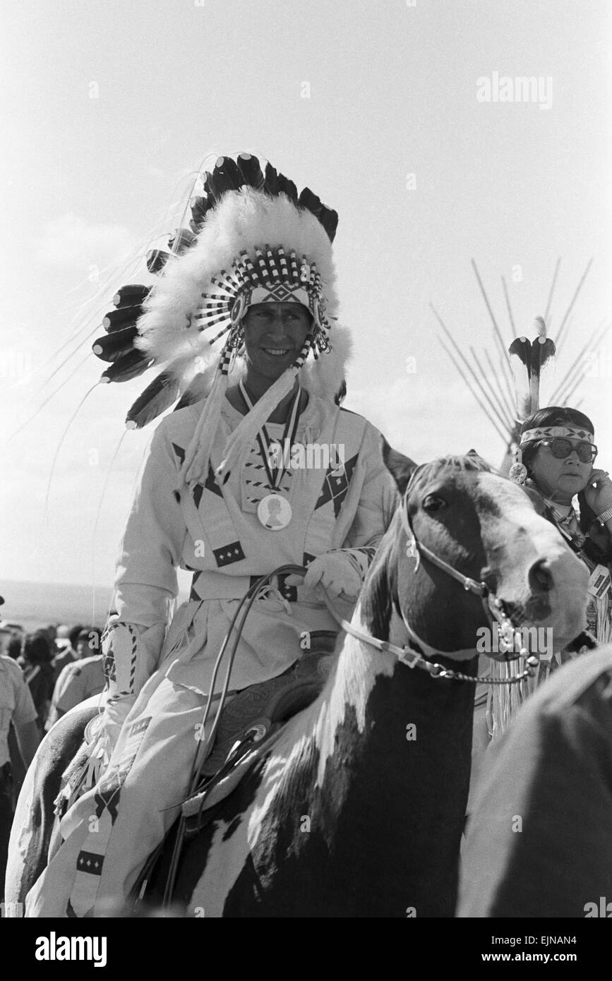 Prinz Charles, Prinz von Wales, indischer Kopfschmuck in Calgary, Alberta während seines Besuchs in Kanada tragen. 11. Juli 1977. Stockfoto