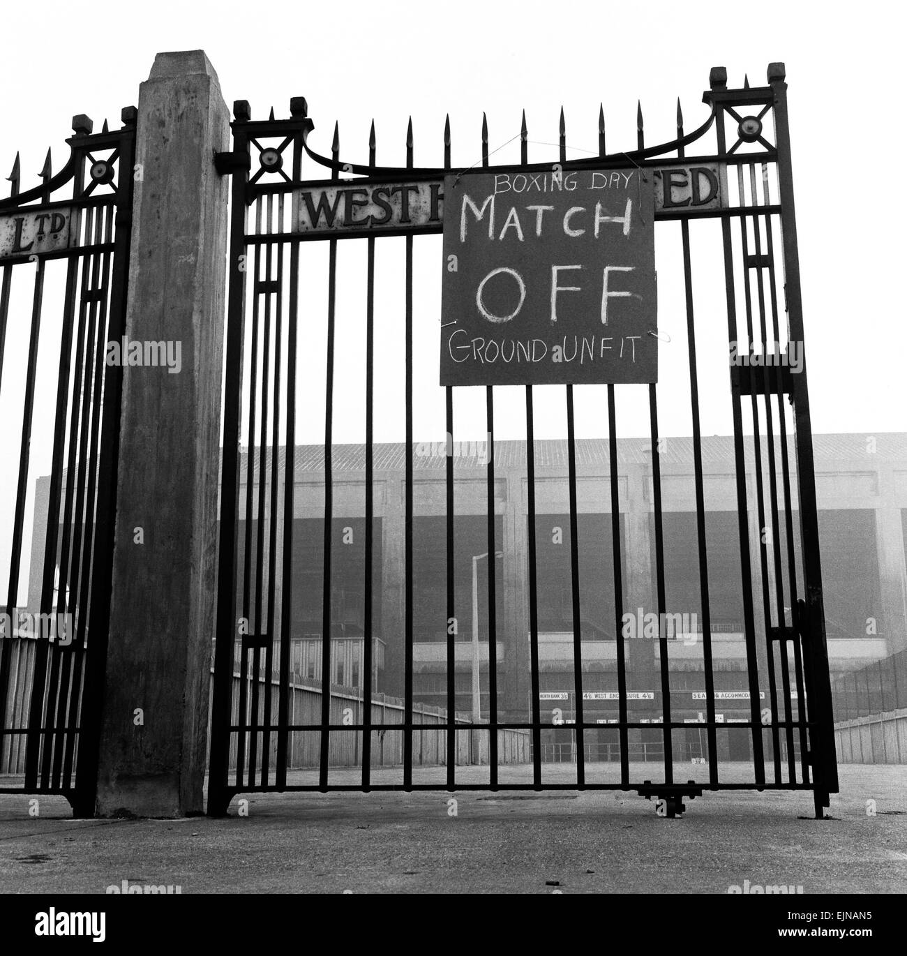 West Ham United gegen Nottingham Forest. Upton Park ist wegen einem gefrorenen Pitch am zweiten Weihnachtstag geschlossen. 26. Dezember 1962. Stockfoto