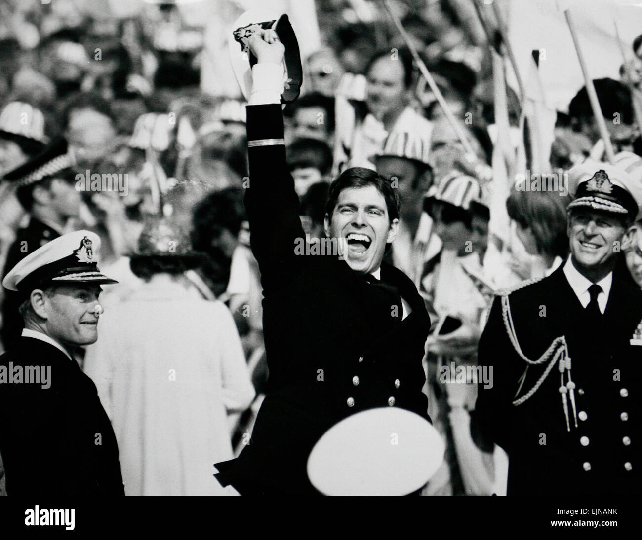 Jubelnde Prinz Andrew an Land mit stolzer Vater Prinz Philip nach der Träger HMS Invincible segelte nach Hause von den Falkland-Inseln zu einem turbulenten Willkommen in Portsmouth 17. September 1982. Lokalen Caption *** Herzog von Edinburgh Herzog von York Stockfoto