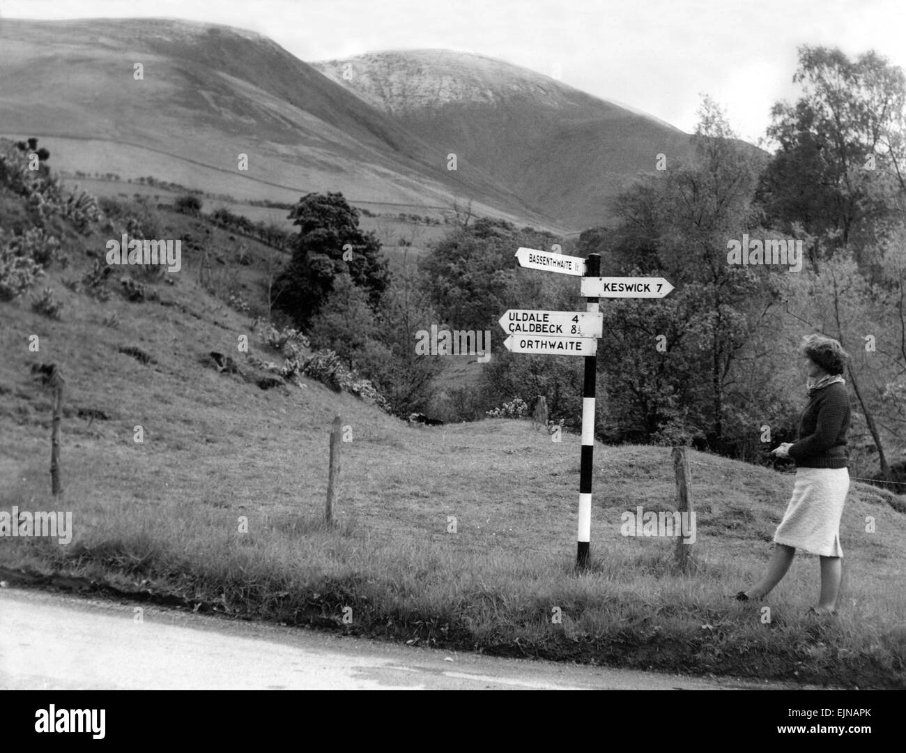 Seenplatte - post ein Zeichen Punkte eine Frau in die richtige Richtung in der Nähe von Orthwaite 1. Mai 1965 Stockfoto