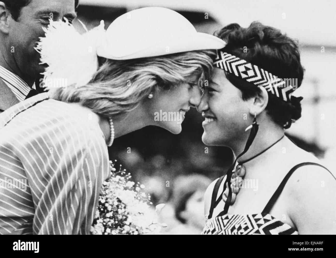 Prinzessin Diana reibt Nasen mit sechzehn Jahre alten Maori Susan Piper, als sie bei ihrer Ankunft in Auckland, Neuseeland begrüßt wird. 18. April 1983. Stockfoto