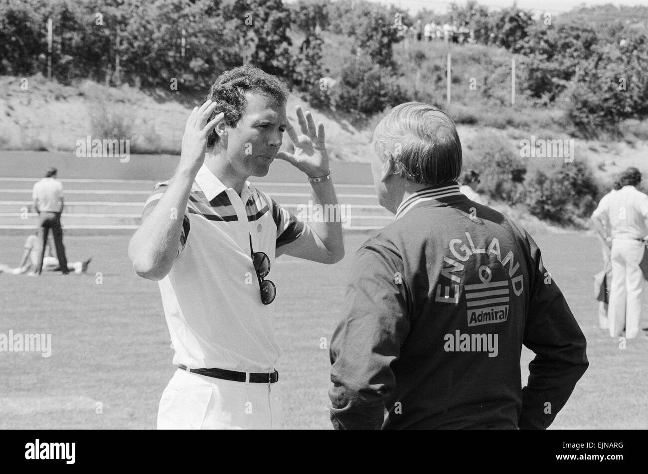 Weltmeisterschaft 1982 in Spanien. England-Manager Ron Greenwood spricht mit Franz Beckenbauer während eines England-Trainingseinheit vor die entscheidende zweite Runde Gruppe match gegen Bundesrepublik Deutschland. 28. Juni 1982. Stockfoto