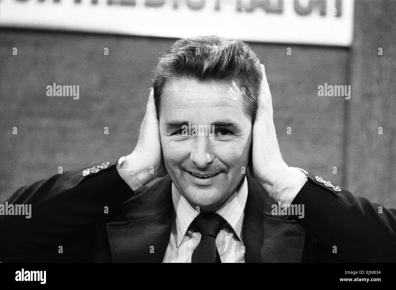 Derby County-Manager Brian Clough hier bei den Proben als Fußball-Experte auf dem ITV Big Match-Programm zu sehen. Unser Bild zeigt: Brian Clough im Studio imitiert die drei weisen Affen 'Hear no Evil, Speak no Evil, See no Evil' 23. August 1973 Stockfoto