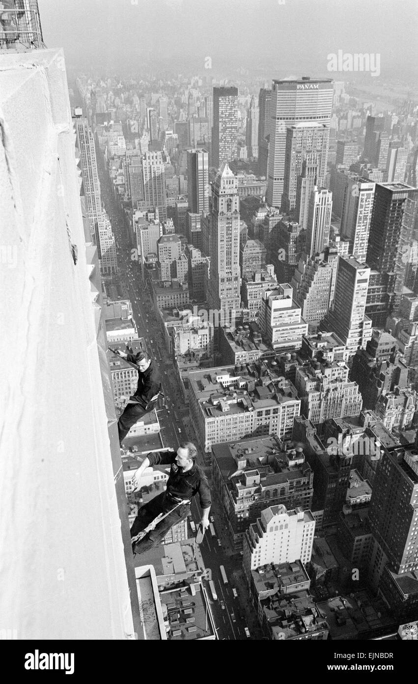 Arbeiter beschäftigt Reinigung Windows 1000 ft auf das Empire State building in Manhattan New York 17. Februar 1964. Pan Am Gebäude befindet sich im Abstand. Stockfoto