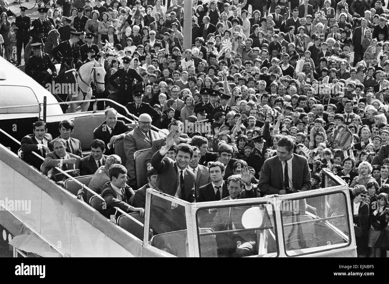 Everton-Spieler zurück nach Hause nach der Niederlage der 1968-FA-Cup-Finale gegen West Bromwich Albion. Der offene Top Parade-Bus fährt Allerton Station auf dem Weg zu einem Empfang im Stadtzentrum von Liverpool. 22. Mai 1968. Stockfoto