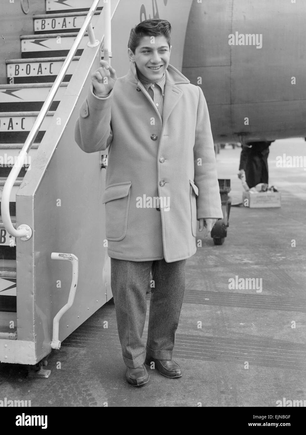 Sechzehn Jahre alten kanadischen Sänger-Songwriter Paul Anka abgebildet bei seiner Ankunft in Großbritannien. 28. Februar 1958. Stockfoto