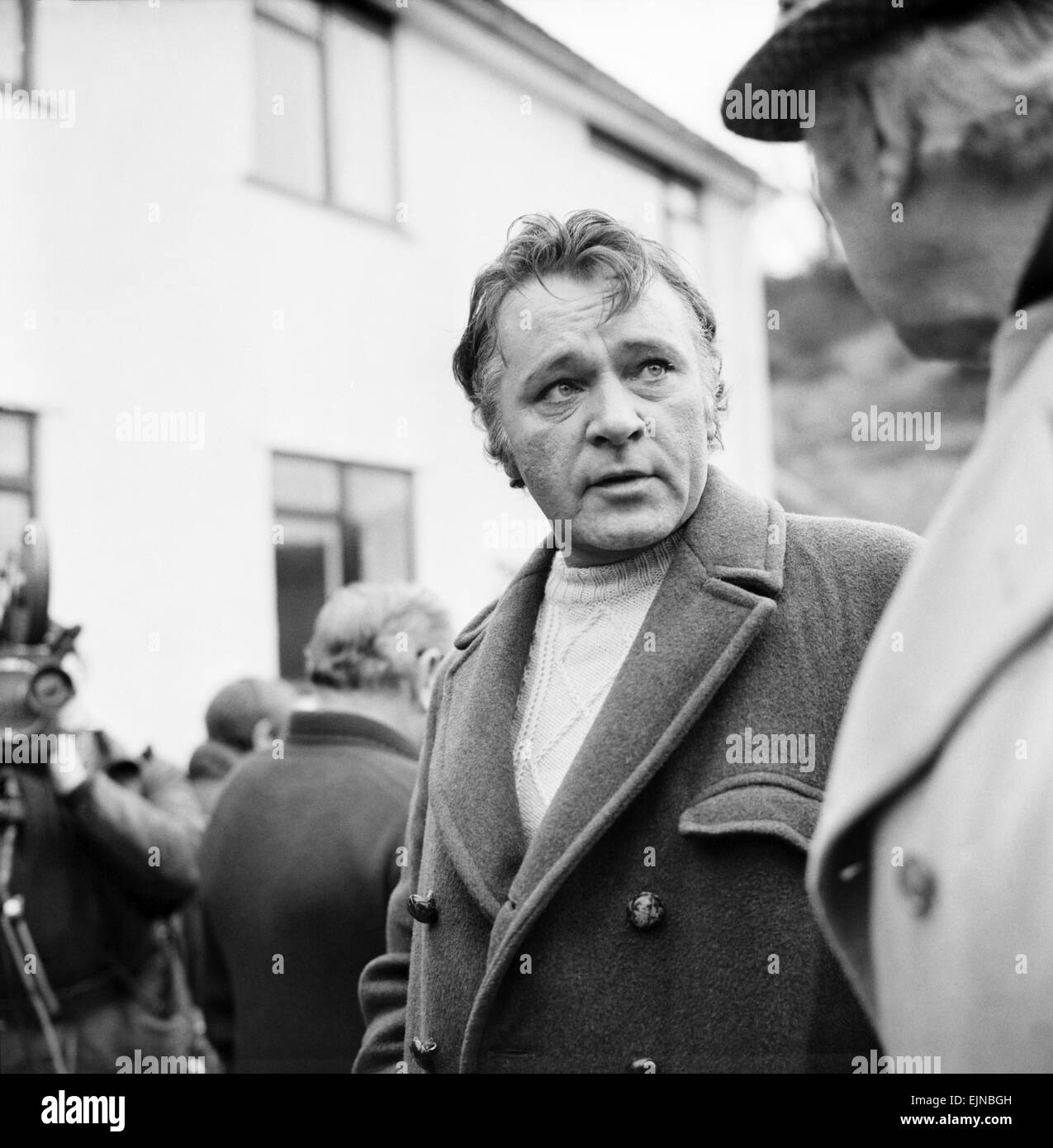 Die Standorte für den Film "Under Milk Wood", zeigen die walisischen Dorf Llaregub, So es in das Dorf Bugerall, Richard Burton betrachtet die Szene. Fishguard ist der Ort für diese fiktive walisischen Dorf. Februar 1971 Stockfoto