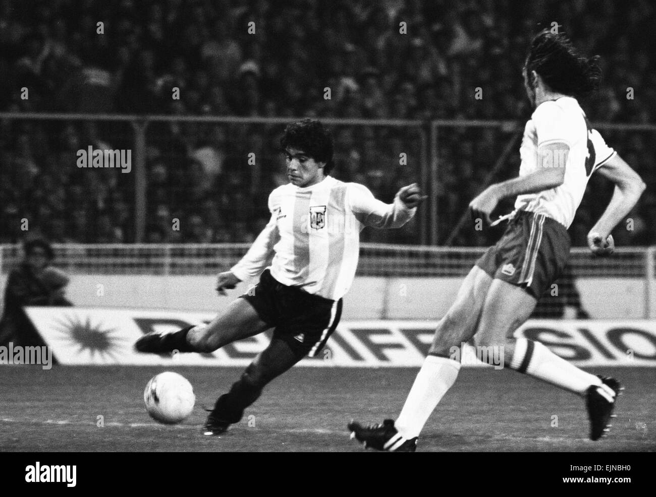 Internationales Freundschaftsspiel im Wembley-Stadion. England 3 V Argentinien 1. Diego Armando Maradona in Aktion für die Weltmeister. 13. Mai 1980. Stockfoto