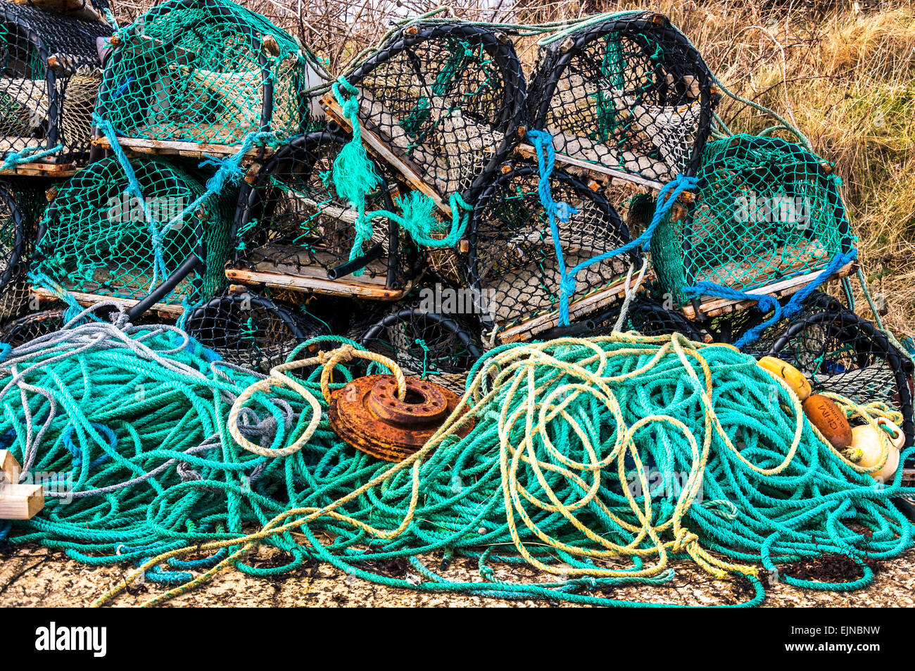 Fishermans Hummer Krabbe Töpfe und Seile an Lackbeg, in der Nähe von Burtonport, County Donegal, Irland Stockfoto