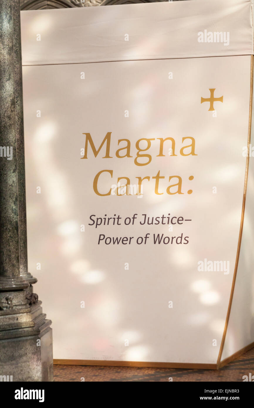 Magna Carta Geist der Gerechtigkeit macht der Worte-Ausstellung im Kapitelsaal, die Kathedrale von Salisbury, Salisbury, Wilshire, UK im März Stockfoto