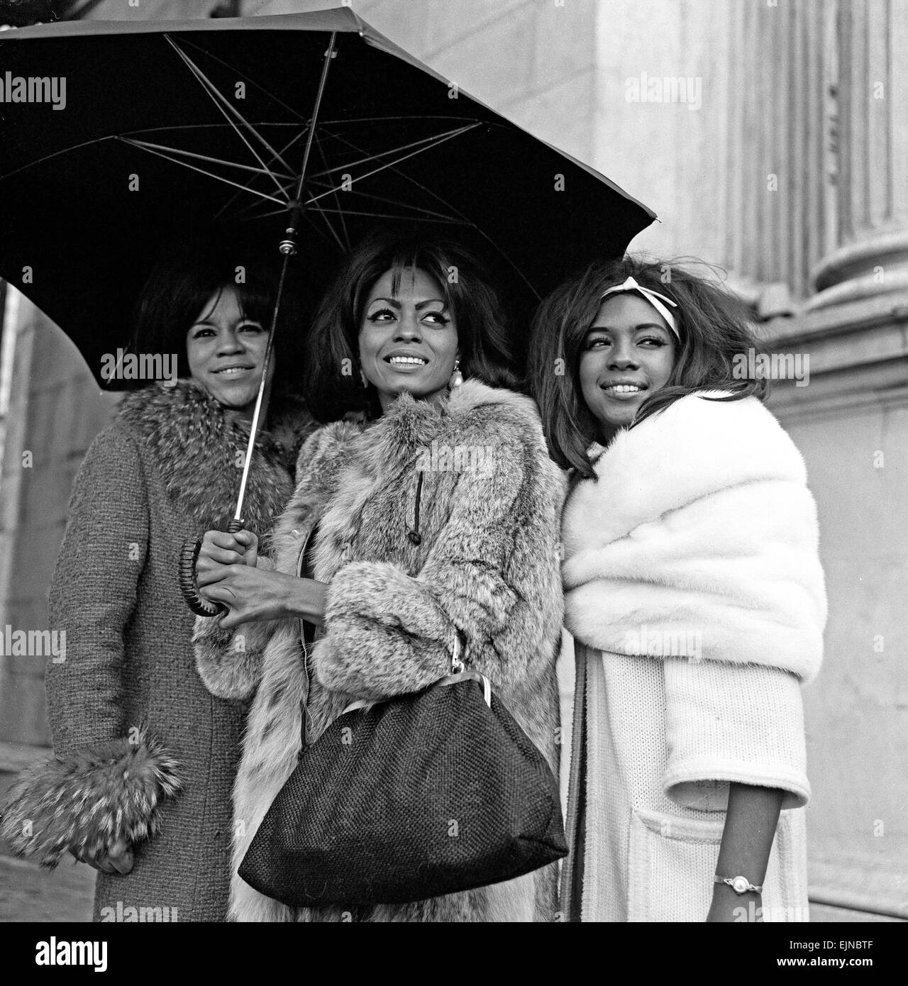 "Tamla Motown Gruppen dringen in London" The Supremes teilen ein Umrella am Marble Arch auf einer Reise nach London mit dem Tamla Motown-Gruppen. Stockfoto