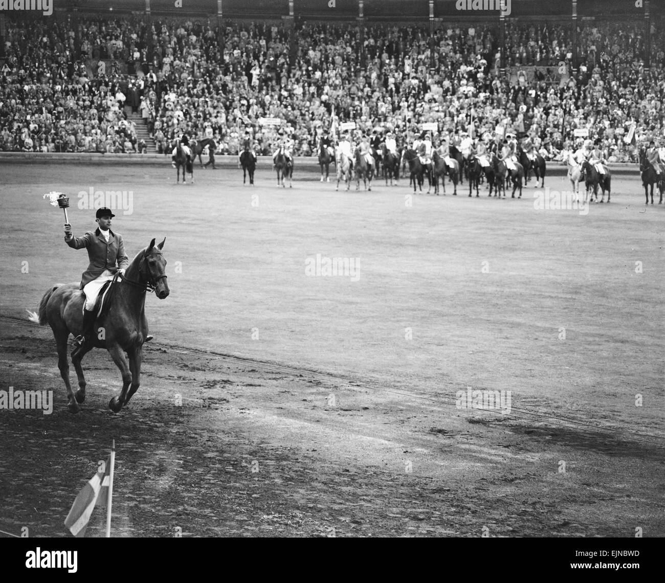 Hans Klas Wikne gesehen hier die Olympische Fackel bei der Eröffnungsfeier der Olympischen Equstrian Spiele 1956 in Stockholm. Zum ersten Mal fand die Wettkämpfe in beiden Ländern. Wie das equine Quarantäne Gesetz zu streng ermöglichen das Eindringen von fremden Pferden in Australien war, fand die Pferdesport-Veranstaltungen in Stockholm statt. 10. Juni 1956 Stockfoto