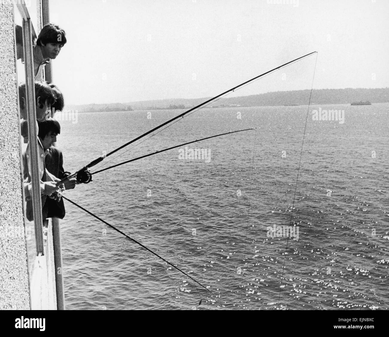 Die Beatles machen Angeln von ihrem Hotl Zimmer in Seattle Washington 22. August 1964. Sie hatten Spaß aber nicht etwas zu fangen versuchen. Die Beatles Amerikatour August - September 1964. Stockfoto