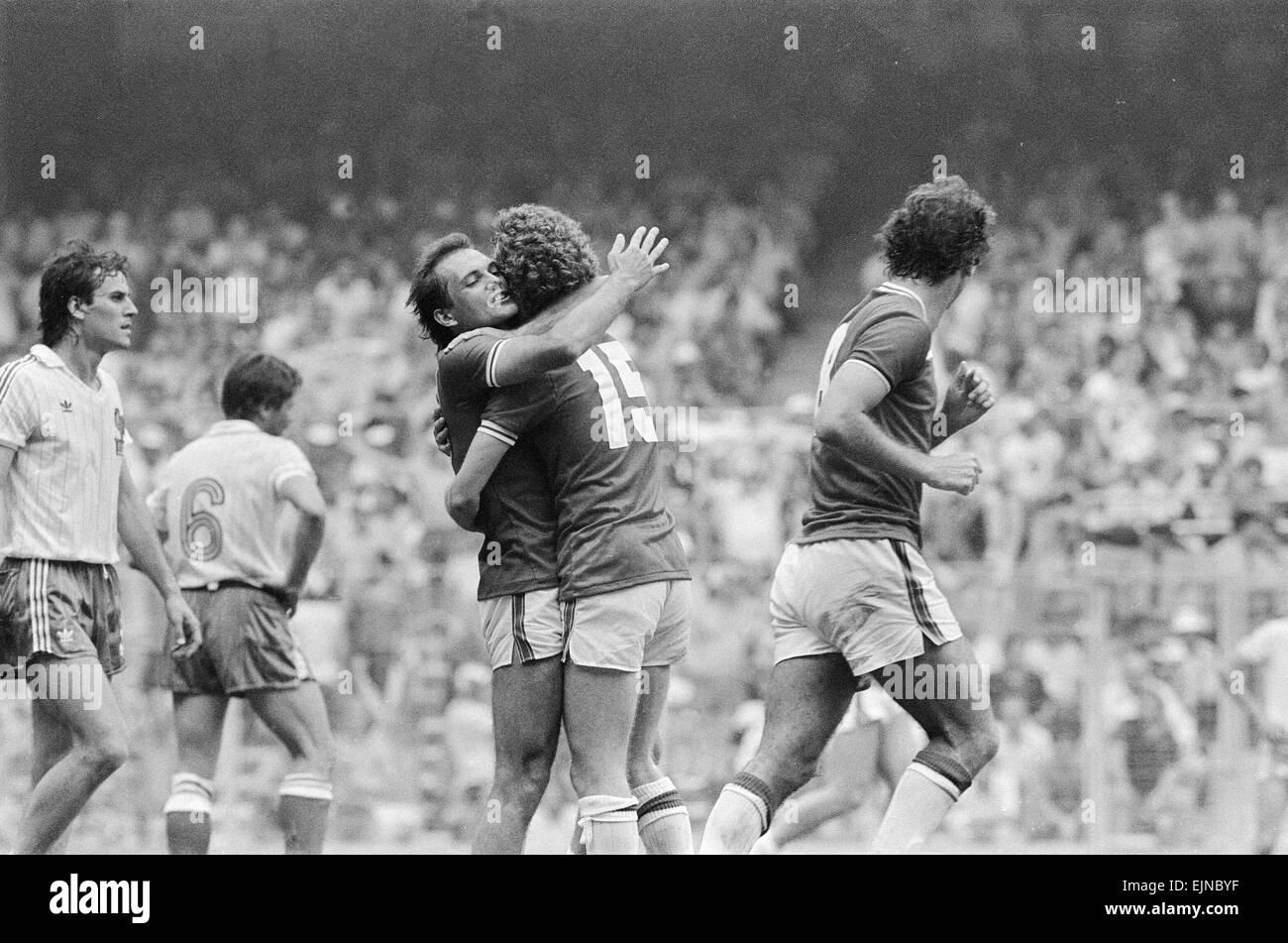 1982 World Cup-Finale Gruppe vier entsprechen in Bilbao, Spanien. England 3 V Frankreich 1. Englands Ray Wilkins feiert ein Ziel mit Teamkollege Graham Rix. 16. Juni 1982. Lokalen Caption *** Stockfoto
