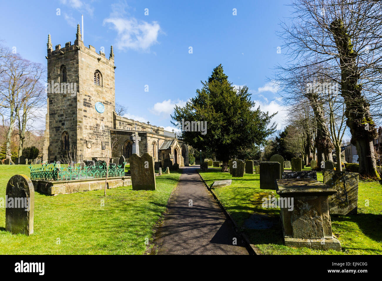 Eyam Kirche in das Dorf, das im Jahre 1665 die Pest zum Opfer fiel Stockfoto