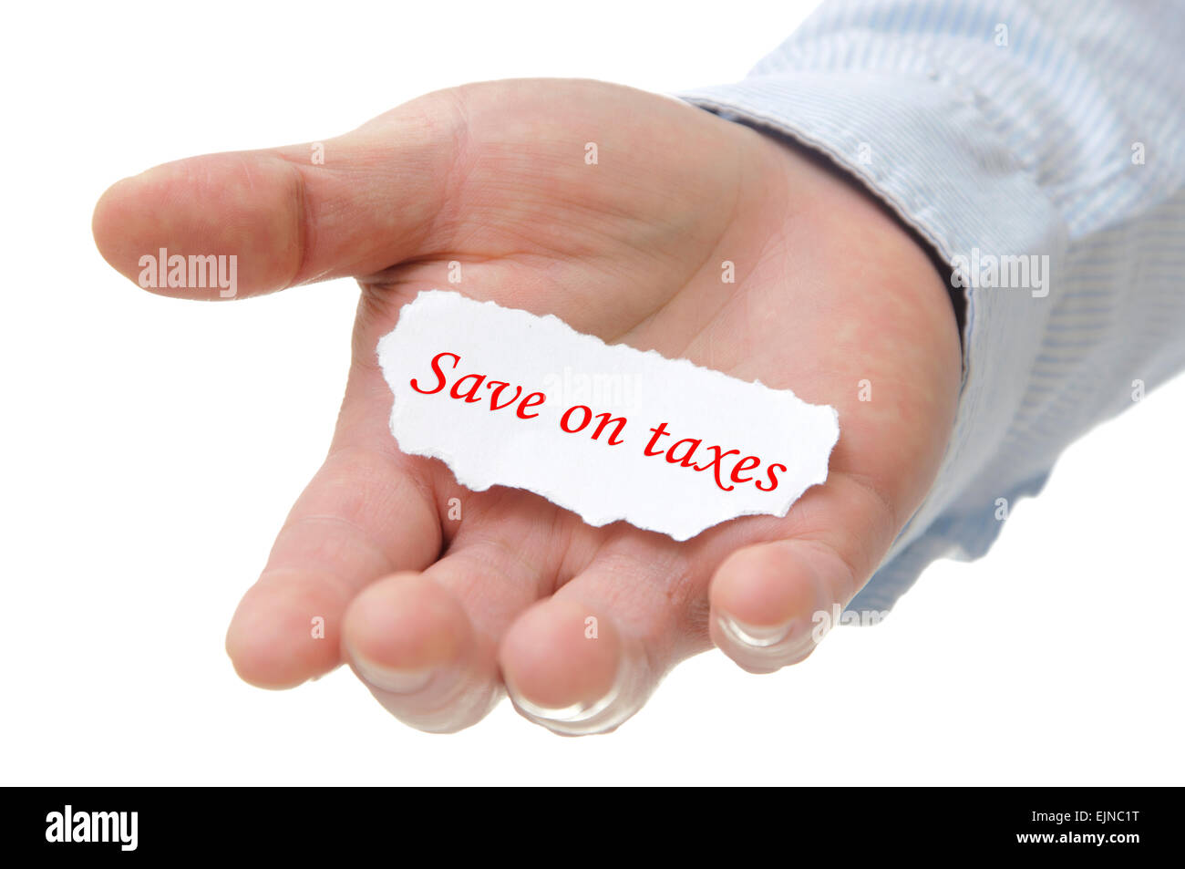 Geschäftsmann festhalten sparen Steuern Hinweis auf Seite Stockfoto