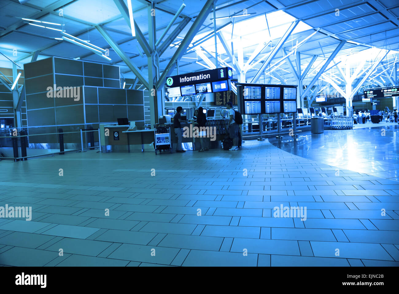 Vancouver, BC Kanada - 13. September 2014: Leute fragen einige Informationen im YVR Flughafen mit blau getönten in Vancouver B Stockfoto
