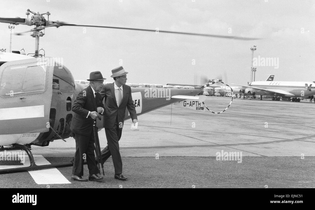 Sänger Frank Sinatra gesehen hier ankommen am Flughafen Heathrow mit dem Hubschrauber. Er war mit dem Auto direkt aus dem Hubschrauber über den Asphalt zu einer TWA-Ebene getrieben, die ihn nach New York zurück nach Hause flog. 18. Juni 1962 Stockfoto