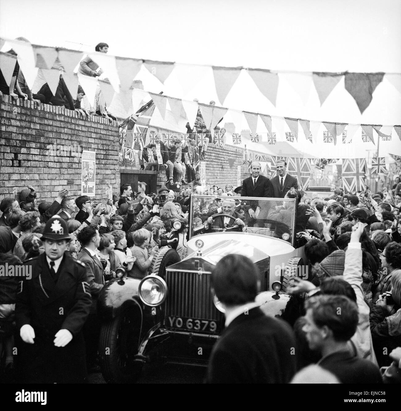 Fußball-Brüdern Jack und Bobby Charlton sind von Menschenmassen gemobbt, nach dem Verlassen ihrer Mutter nach Hause, nicht lange nach England gewinnt den World Cup zum ersten Mal zu helfen. 22. August 1966. Stockfoto