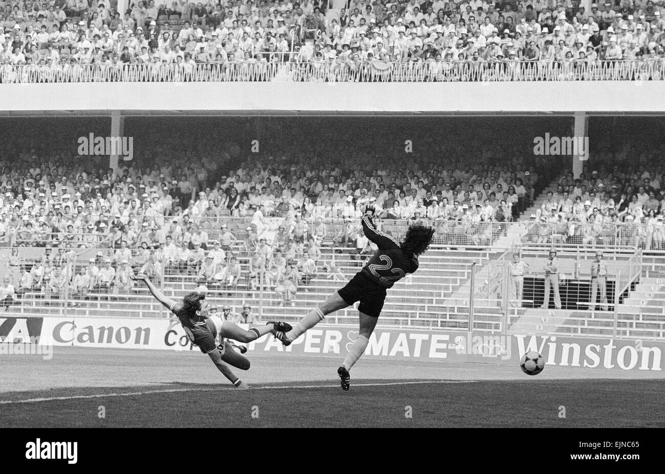 1982 World Cup-Finale Gruppe vier entsprechen in Bilbao, Spanien. England 3 V Frankreich 1. Englands Bryan Robson punktet die schnellste jemals WM-Tor, nach nur 27 Sekunden französischer Torhüter Jean-Luc Ettori. 16. Juni 1982. Lokalen Caption *** Stockfoto
