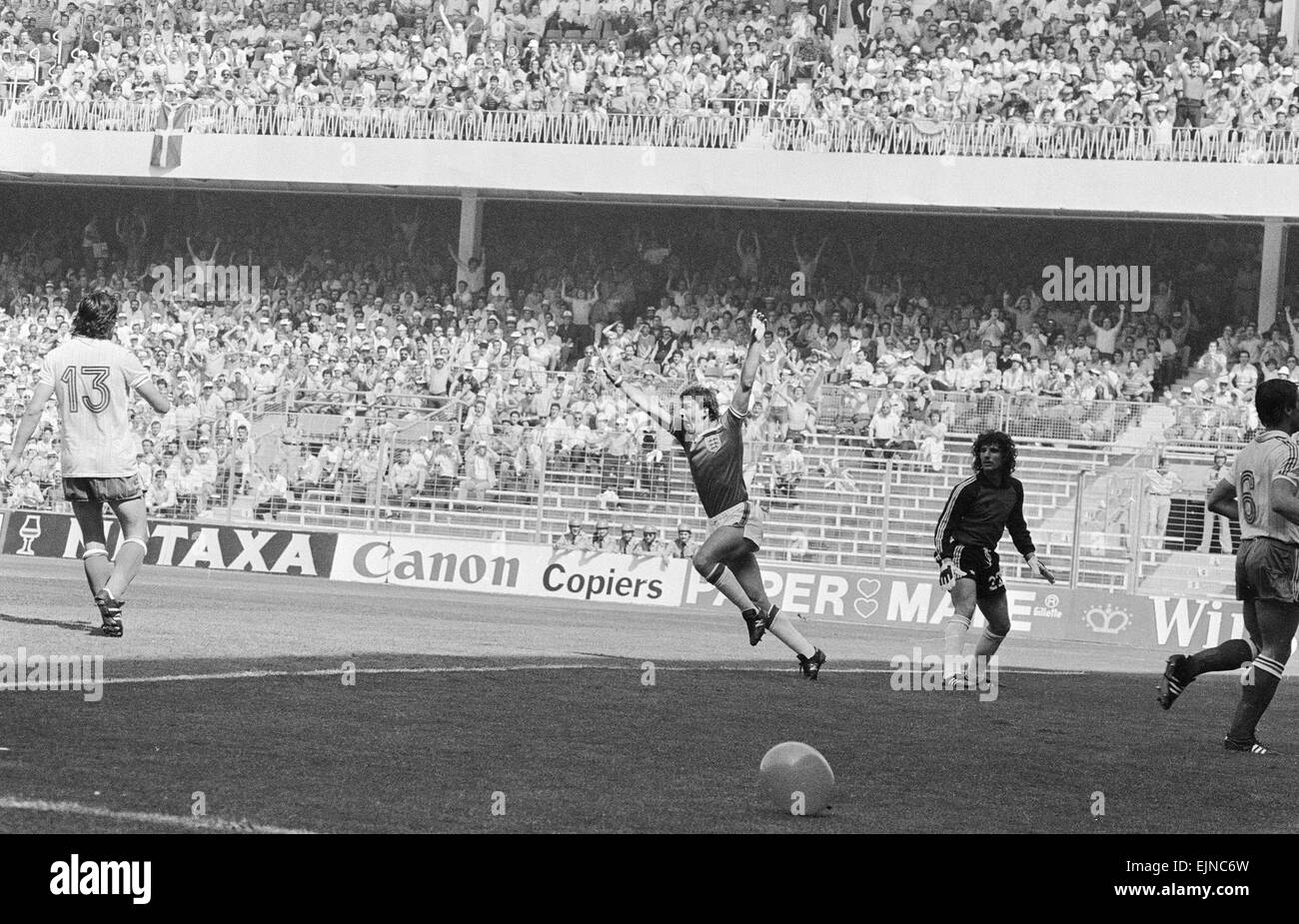 1982 World Cup-Finale Gruppe vier entsprechen in Bilbao, Spanien. England 3 V Frankreich 1. Englands Bryan Robson feiert nach dem scoring die schnellste jemals WM-Tor, nach nur 27 Sekunden französischer Torhüter Jean-Luc Ettori. 16. Juni 1982. Lokalen Caption *** Stockfoto