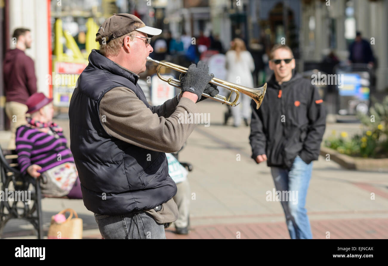 Straßenmusiker spielen einer Trompete in einem Einkaufszentrum. Stockfoto