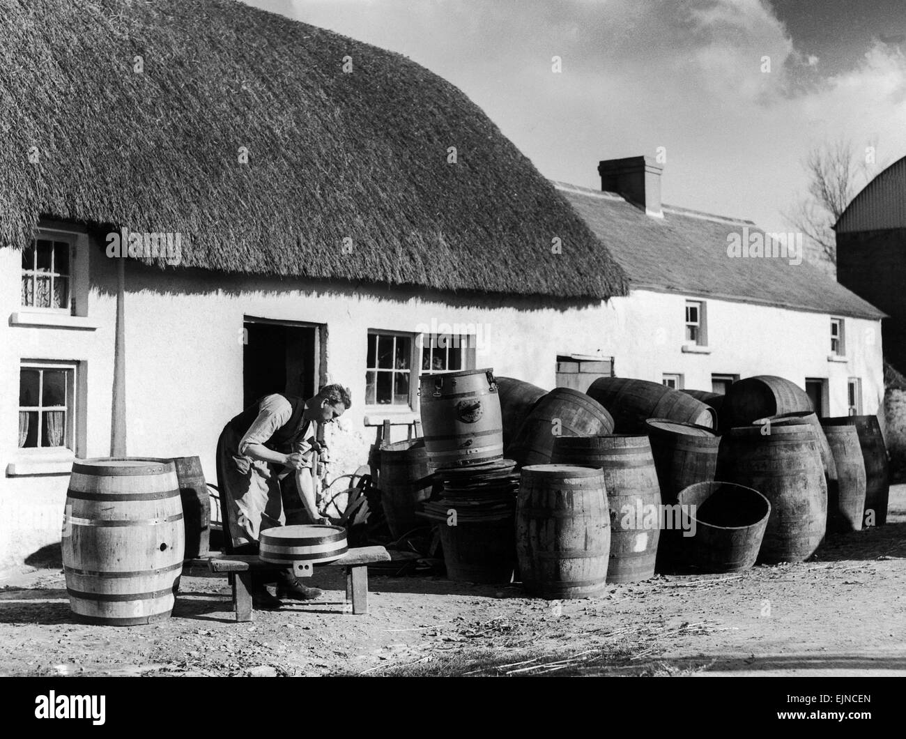 Richard Watte gesehen hier bei der Arbeit in die Hütte Küferei in Killinick im County Wexford. Das Geschäft besteht darin, Fässer, Kannen, Butter Keelers und hölzernen Eimer aus alten Fässern. 24. April 1944 Stockfoto