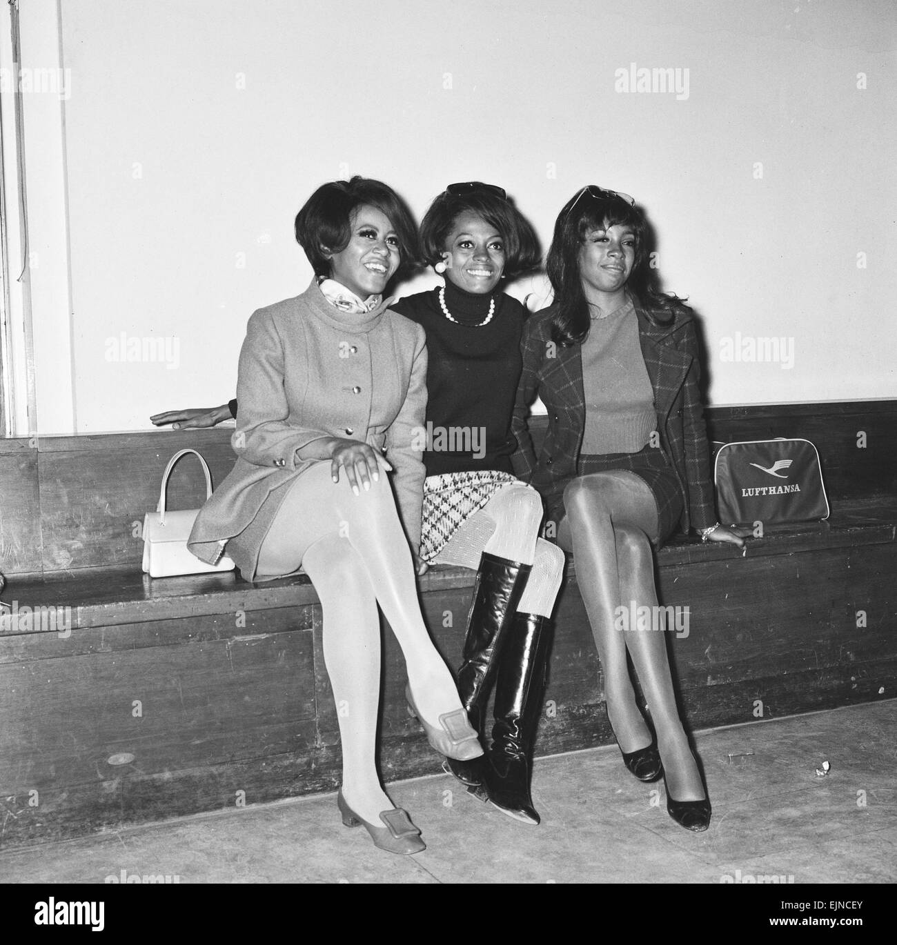 Diana Ross, Mary WIlson und Cindy Birdsong von The Supremes ankommen am Flughafen Heathrow heute von Nizza für eine Saison an die Rede von der Stadt und Fernsehen und Radion Engagements. Stockfoto