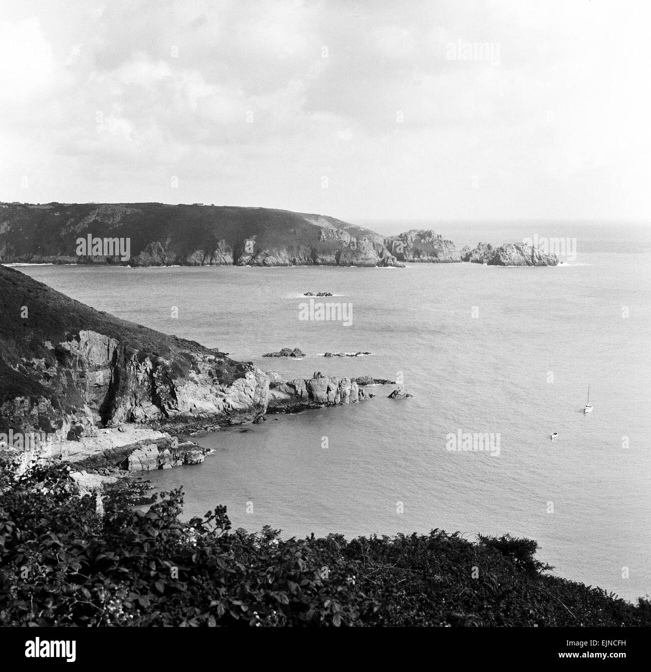 Ein Blick auf Moulin Huet Bay und Jerbourg Point auf der Insel Guernsey, Channel Islands. September 1965. Stockfoto