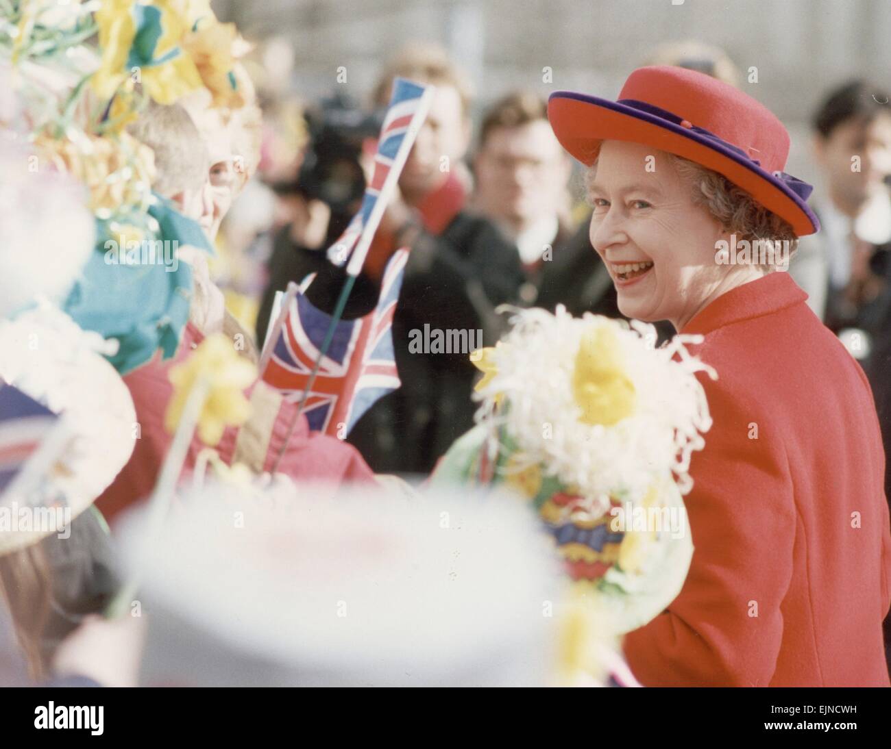 Queen Besuche Manchester, erhält die Königin Blumen, wenn sie bei ihrem Besuch in Stockport herumläuft. 22. März 1991. Stockfoto