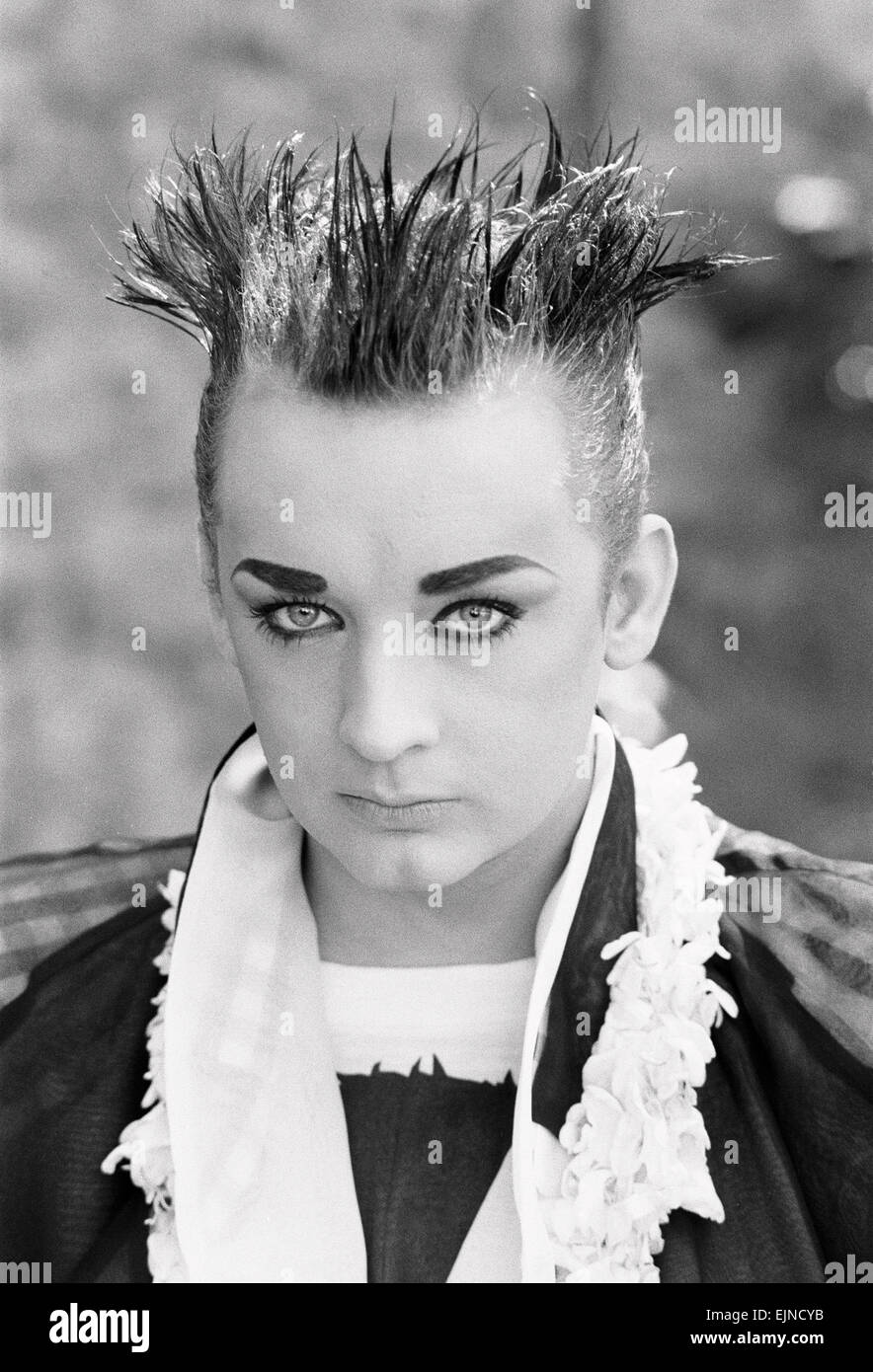 Kultur Club Sänger Boy George posiert im Freien im Garten, August 1985. Stockfoto