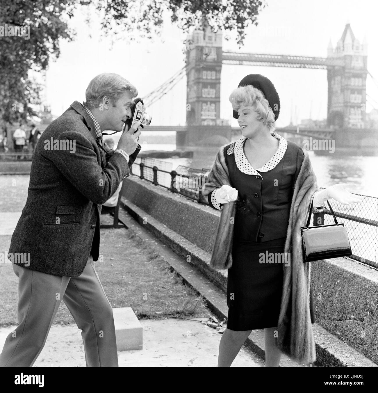 Michael Caine und Shelley Winters Dreharbeiten "Alfie" Tower of London. 30. Juni 1965 Stockfoto