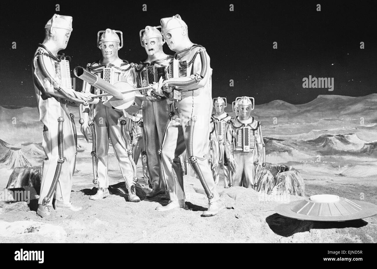 Die Dreharbeiten der BBC Ealing Studios für Dr Who Geschichte Call "Moonbase", die die Rückkehr der Cybermen sieht. Unser Bild zeigt: The Cybermen Gebäude eine Waffe auf den Monden Oberfläche, 19. Januar 1967 Stockfoto