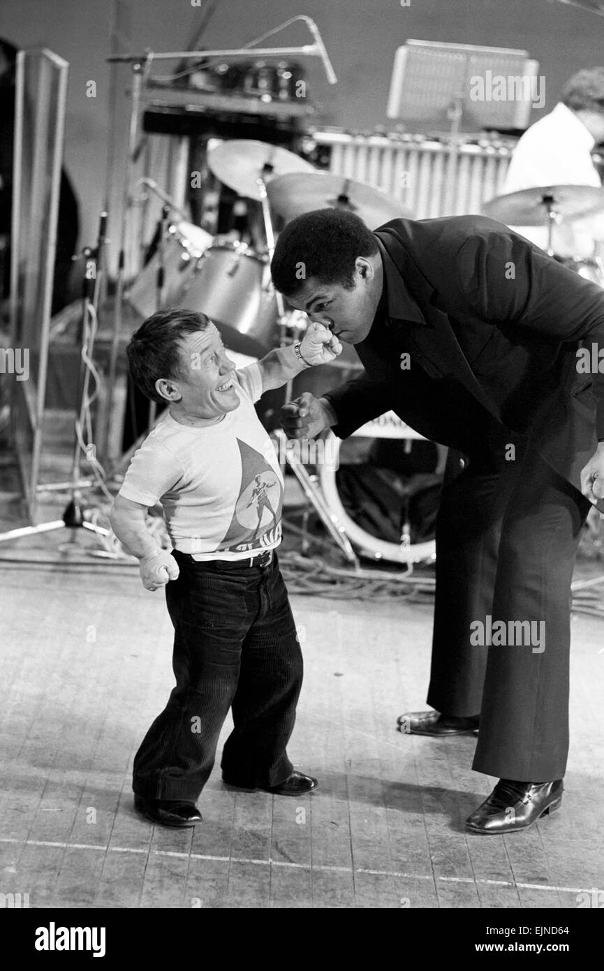 Muhammad Ali der Pop-Star. Welt-Schwergewichts-Boxweltmeister Muhammad Ali ist der Star der Nächstenliebe-Varieté-Show zugunsten der ehemalige britische und Empire-Schwergewichts-Champion Joe Erskine im Rainbow Theatre, Finsbury Park. Unser Bild zeigt: Zwerg Stern zum Film Star Wars Kenny Baker Landung einen guten Schlag auf Alis Nase. Muhammad Ali und Kenny Baker während ihrer Kampfszene. Januar 1979 Stockfoto