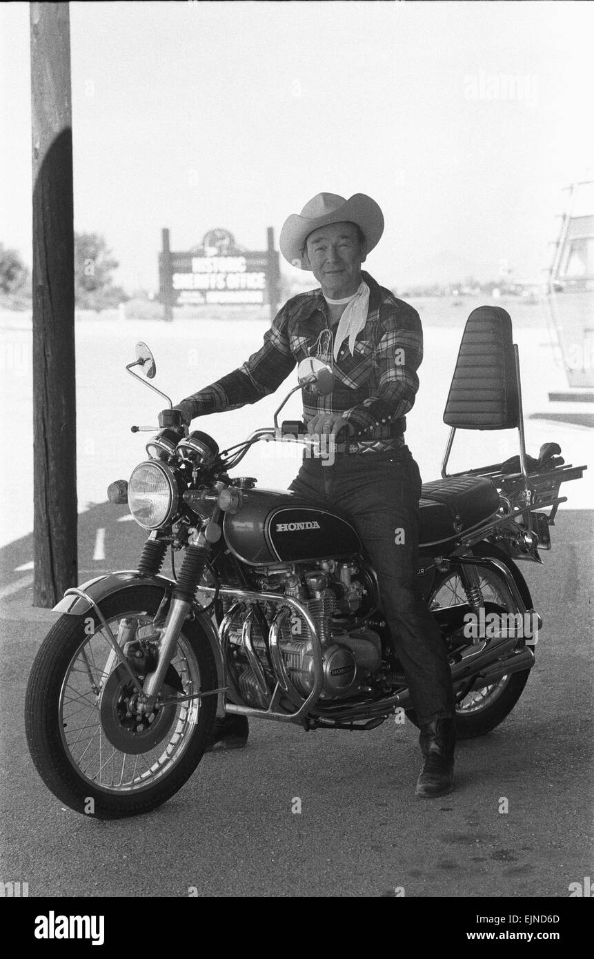 Schauspieler Roy Rogers bekannt als die singende Cowboy gesehen hier auf eine Honda Motorrad anstelle seiner vertrauenswürdigen Stelle "Trigger" im Musée Roy Rogers in Apple Valley Kalifornien 27. August 1974 Stockfoto