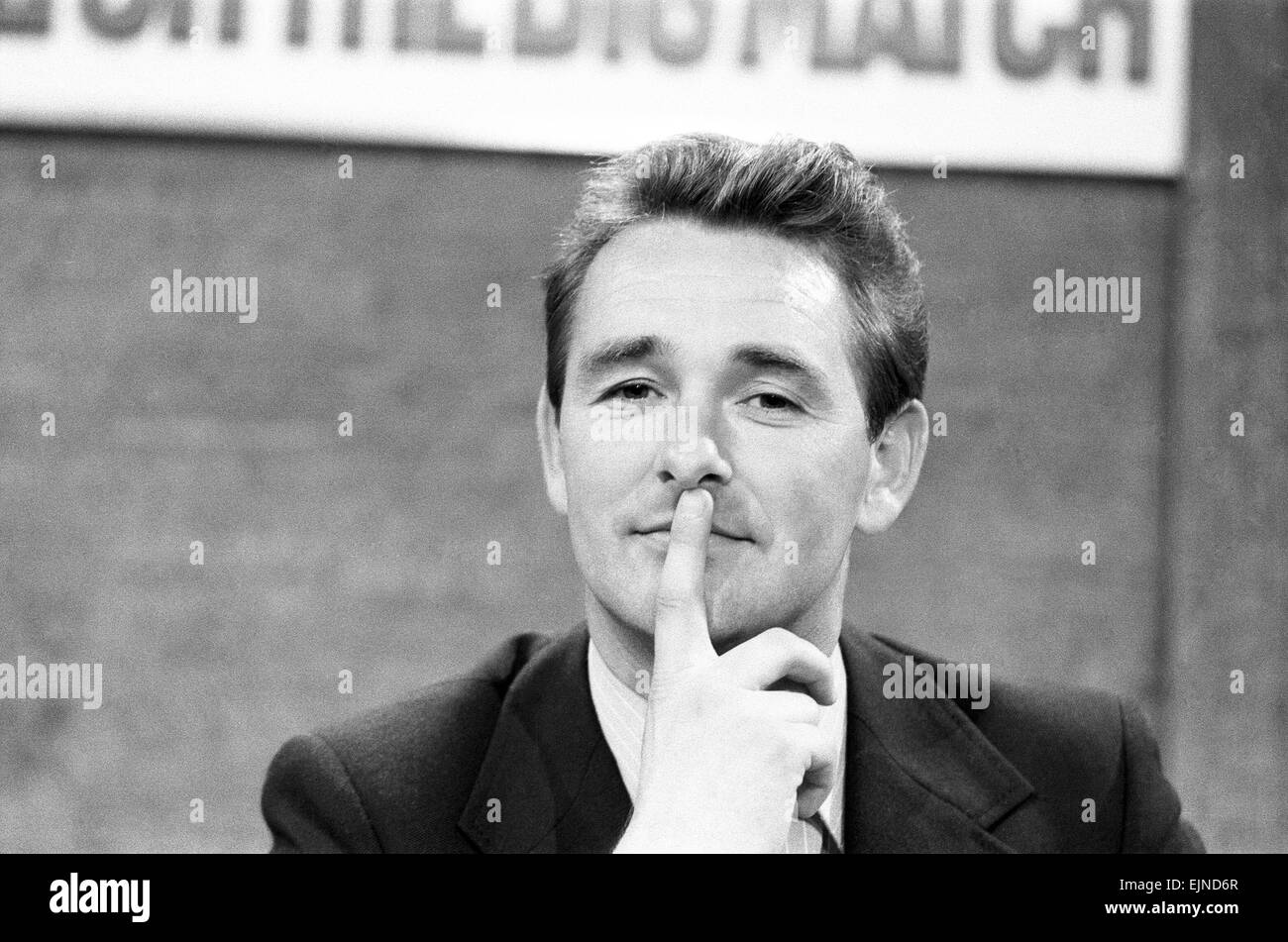 Derby County-Manager Brian Clough hier bei den Proben als Fußball-Experte auf dem ITV Big Match-Programm zu sehen. Unser Bild zeigt: Brian Clough im Studio imitiert die drei weisen Affen 'Hear no Evil, Speak no Evil, See no Evil' 23. August 1973. Stockfoto