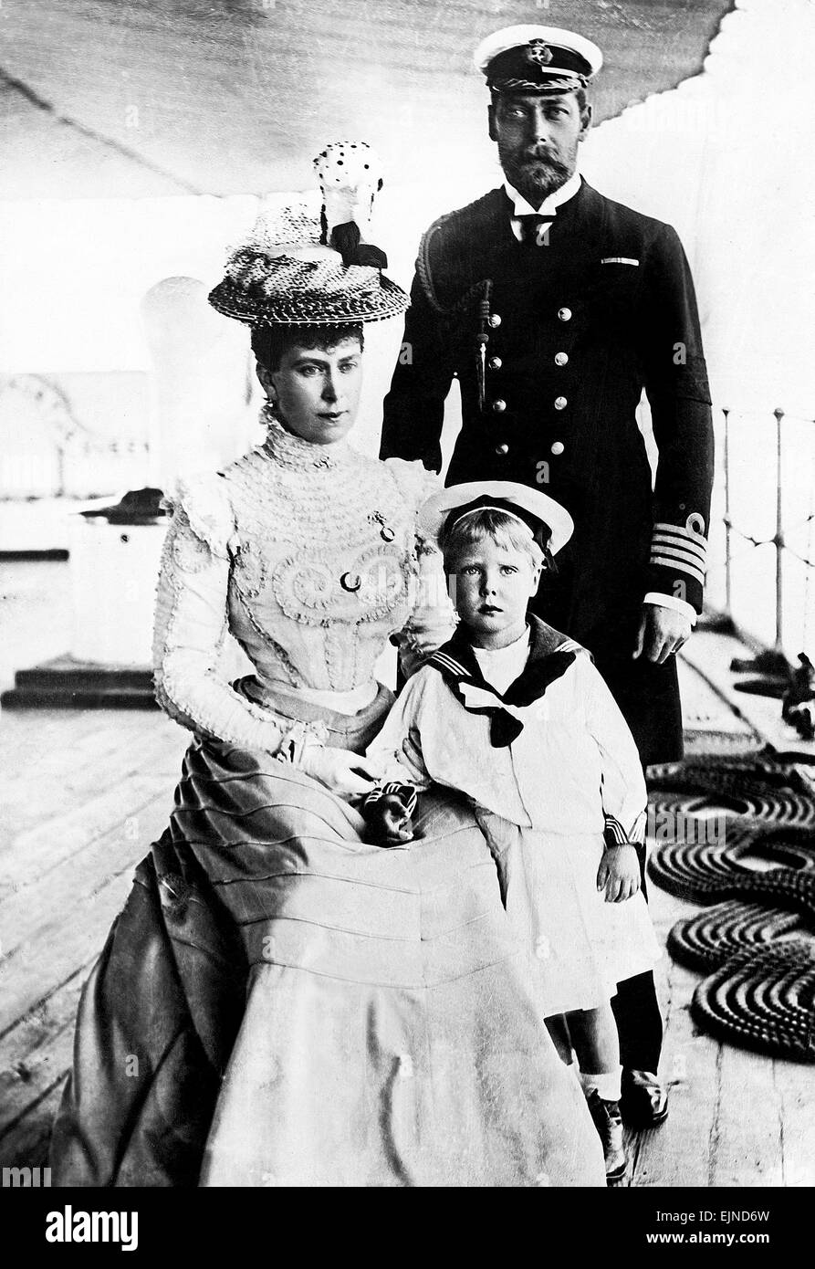 Seine königliche Hoheit der Prinz von Wales, später zu werden Edward VII., als ein Junge mit seiner Mutter und Vater George v. und Queen Mary. 1899 Stockfoto