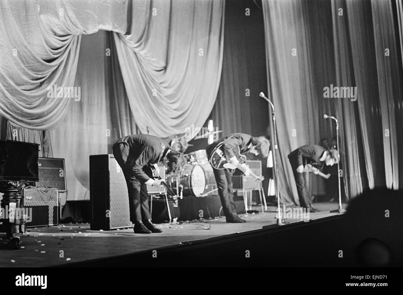 Die Beatles nehmen Sie einen Bogen auf der Bühne in Carlisle am Ende ihres Auftritts. 21. November 1963. Paul McCartney, Ringo Starr George Harrison John Lennon Stockfoto