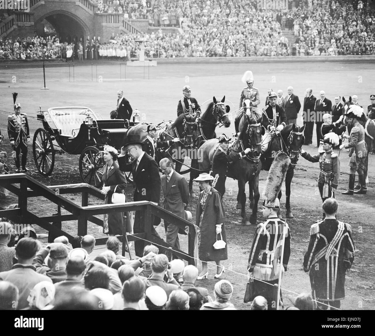 König Gustaf VI. von Schweden und Königin Elizabeth II gesehen hier Ankunft am Olympiastadion in Stockholm am Eröffnungstag der Olympischen Reiterspiele. Zum ersten Mal fand die Wettkämpfe in beiden Ländern. Als die Pferde Quarantäne war Gesetz zu streng die Einreise von ausländischen Pferde in Australien zu ermöglichen. 10. Juni 1956 Stockfoto