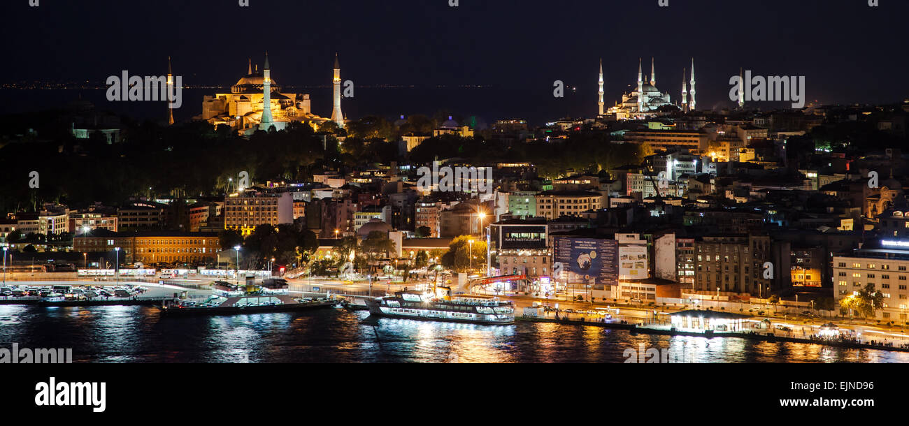 Hagia Sophia und blaue Moschee bei Nacht vom Galata Turm, Istanbul, Türkei. Stockfoto