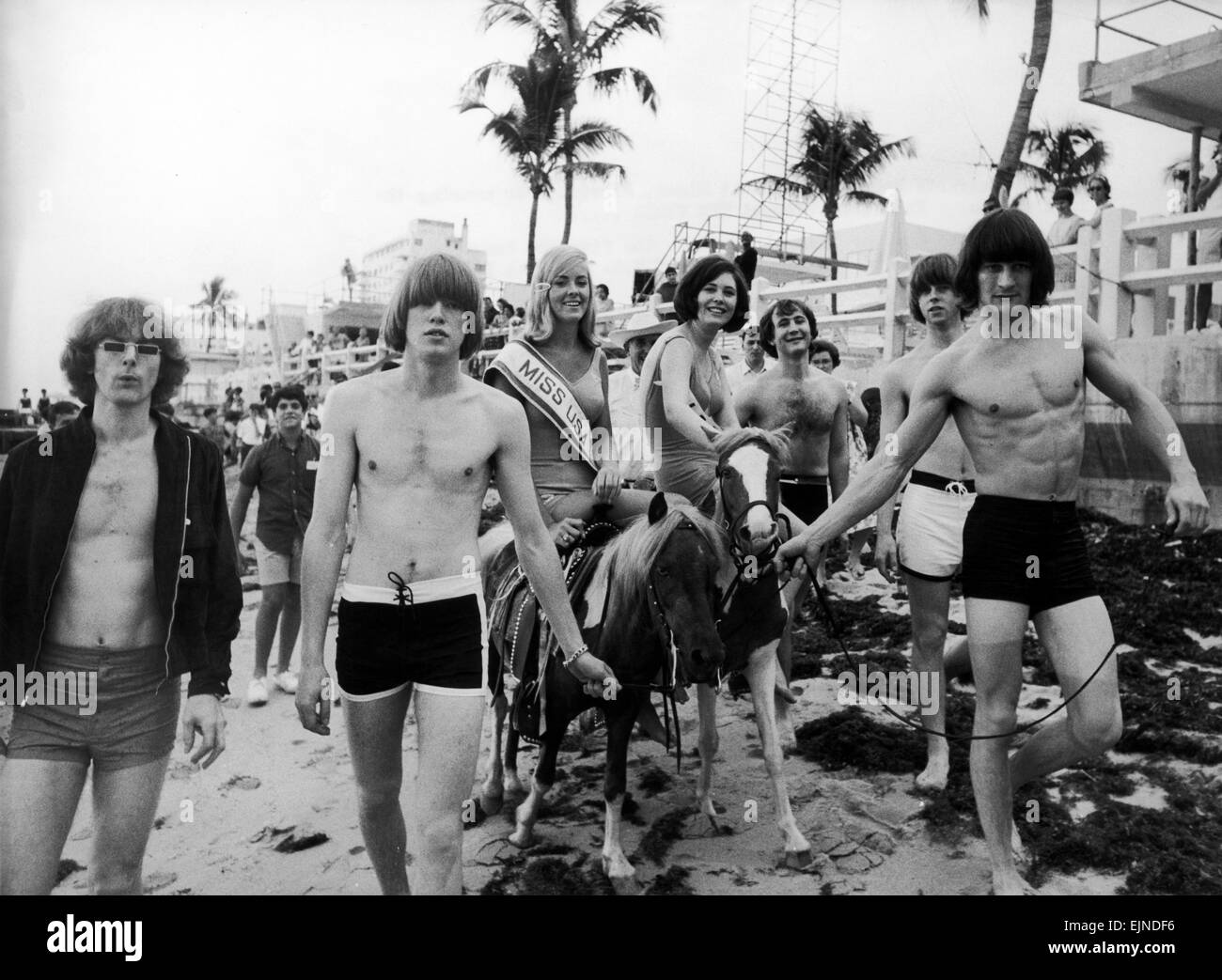 Die Byrds in Miami, Florida, mit Miss Universum Contentants, Miss USA & Miss Irland, 24. Juli 1965. Die Byrds. 1965-Bandmitglieder: David Crosby. Gene Clark. Michael Clarke. Chris Hillman. Roger McGuinn. Stockfoto
