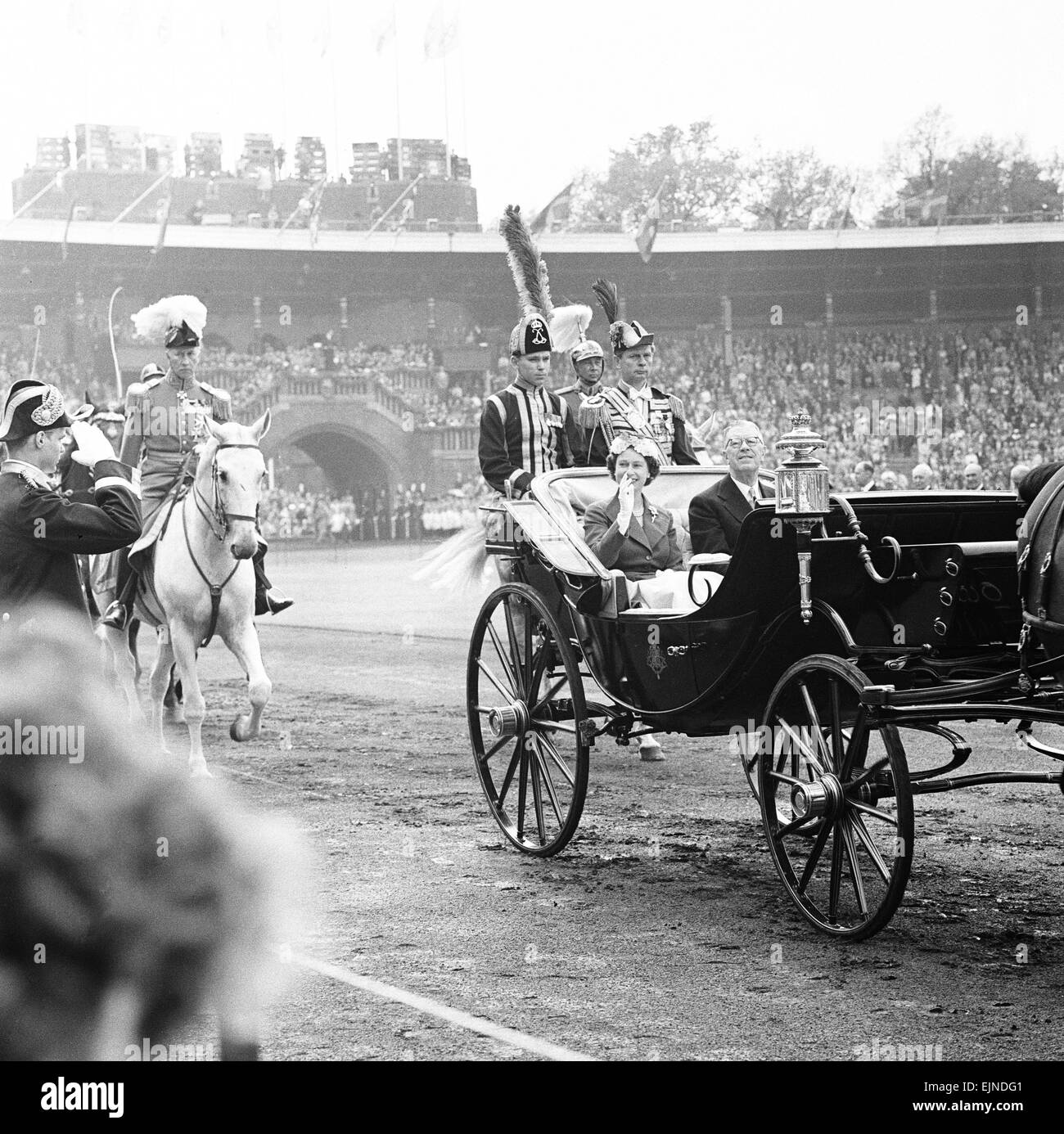 König Gustaf VI. von Schweden und Königin Elizabeth II gesehen hier Ankunft am Olympiastadion in Stockholm am Eröffnungstag der Olympischen Reiterspiele. Zum ersten Mal fand die Wettkämpfe in beiden Ländern. Als die Pferde Quarantäne war Gesetz zu streng die Einreise von ausländischen Pferde in Australien zu ermöglichen. 10. Juni 1956 Stockfoto